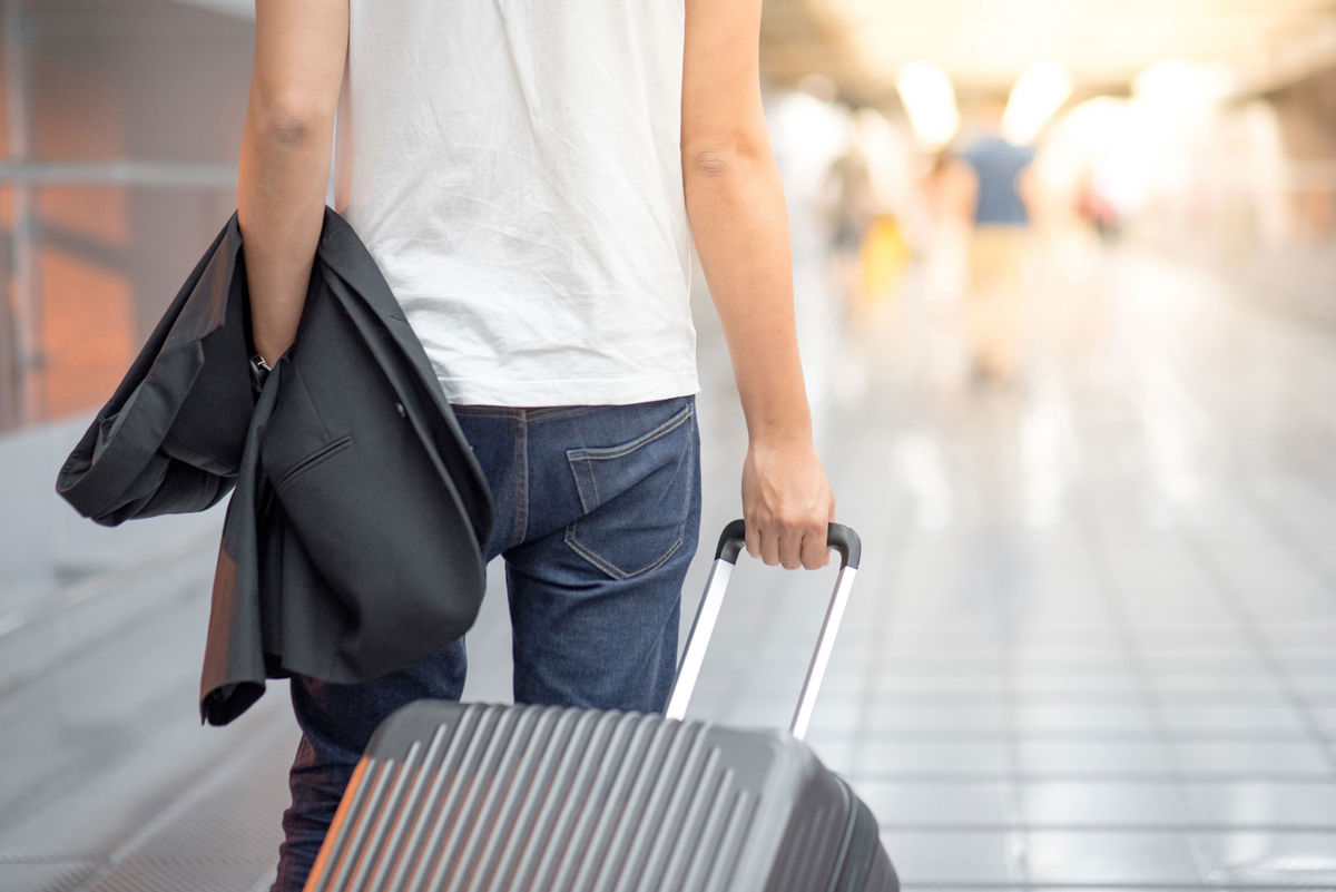 How to Dress and Behave to Avoid Scams and Cultural Mistakes When Traveling - Vimarsana News