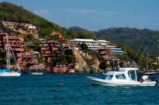El binomio turístico Ixtapa-Zihuatanejo recibió a más de 16 mil huéspedes en sus hoteles. (Photo via: basslinegfx / iStock / Getty Images Plus).