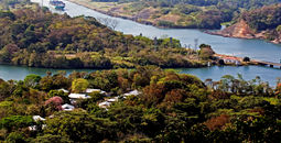 Large ships navigate the Panama canal (hstiver / iStock / Getty Images Plus)