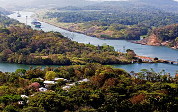 Large ships navigate the Panama canal (hstiver / iStock / Getty Images Plus)