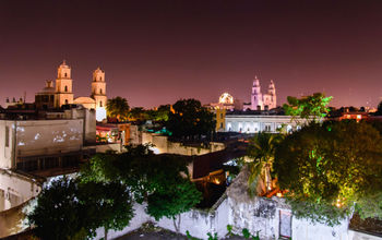 Night scene of Mérida Yucatan, Mexico. High point of view (photo via Esdelval / iStock / Getty Images Plus)