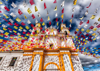 Tres de los Pueblos Mágicos más populares son San Cristóbal de las Casas, Huasca de Ocampo y Bernal. (Photo: via Rodrigo Pardo / iStock / Getty Images Plus).