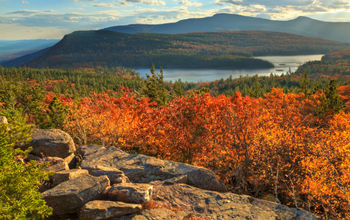 Afternoon sun on sunset rock in the Autumn, overlooking North-South Lake in the Catskills Mountains of New York. (HDR).&#39; (lightphoto / iStock / Getty Images Plus)