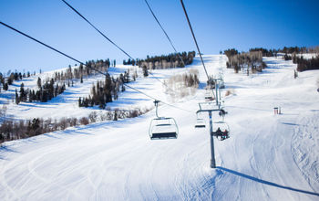 Colorado Aspen ski resort (photo via MichaelOverbeck / iStock / Getty Images Plus)