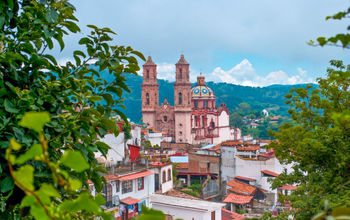 Competidores de 15 pa&#237;ses se dar&#225;n cita en la carrera ciclista Down Hill Taxco, a realizarse en 2022 en esa ciudad guerrerense. (Photo: Raymundocuevas / iStock / Getty Images Plus).