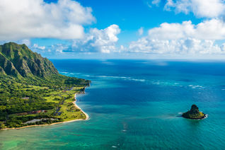Aerial view of Kualoa Point and Chinamans Hat at Kaneohe Bay, Oahu, Hawaii, USA (PB57photos / iStock / Getty Images Plus)