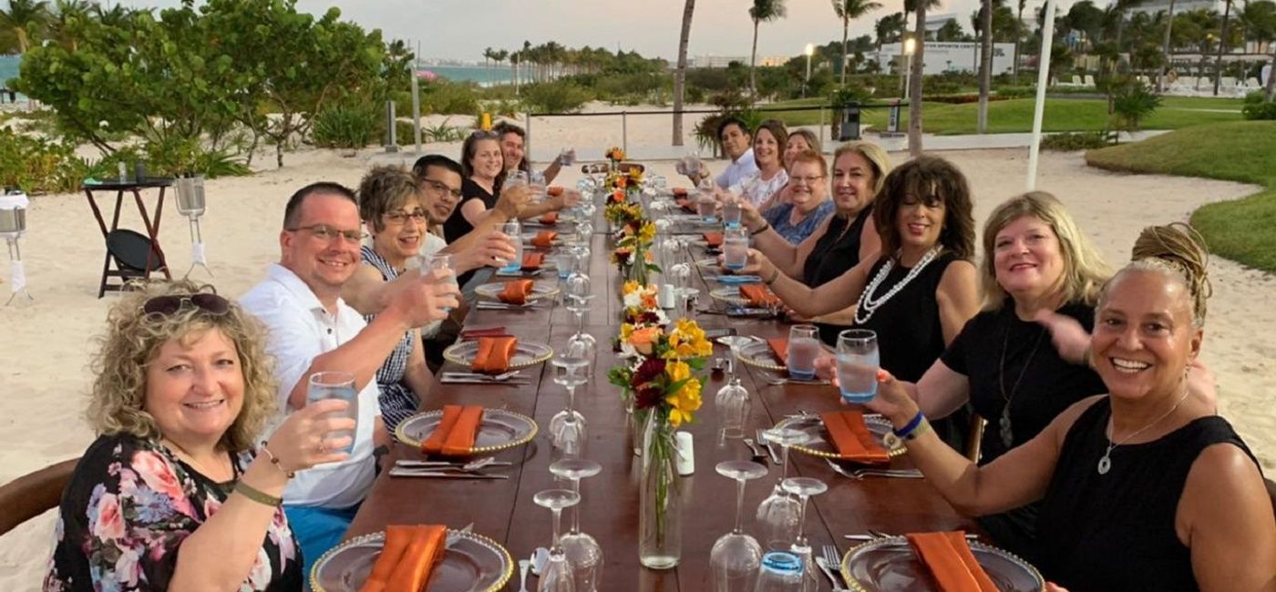 Image: Travel advisors dining together on a FAM trip. (photo via RIU Hotels & Resorts)