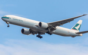Boeing 777 Cathay Pacific takes off