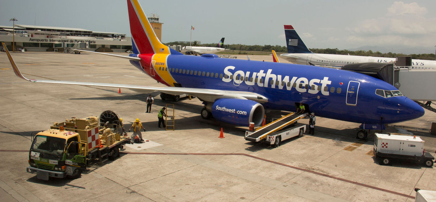Image: PHOTO: Southwest flight attendants placed the smoking bag into a fire-resistant bag. (photo via SkyCaptain86/iStock Editorial/Getty Images Plus)