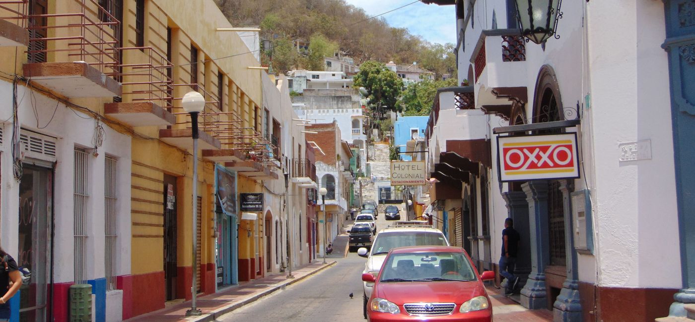 Image: Street in Manzanillo, Mexico (Photo via Susan Young)