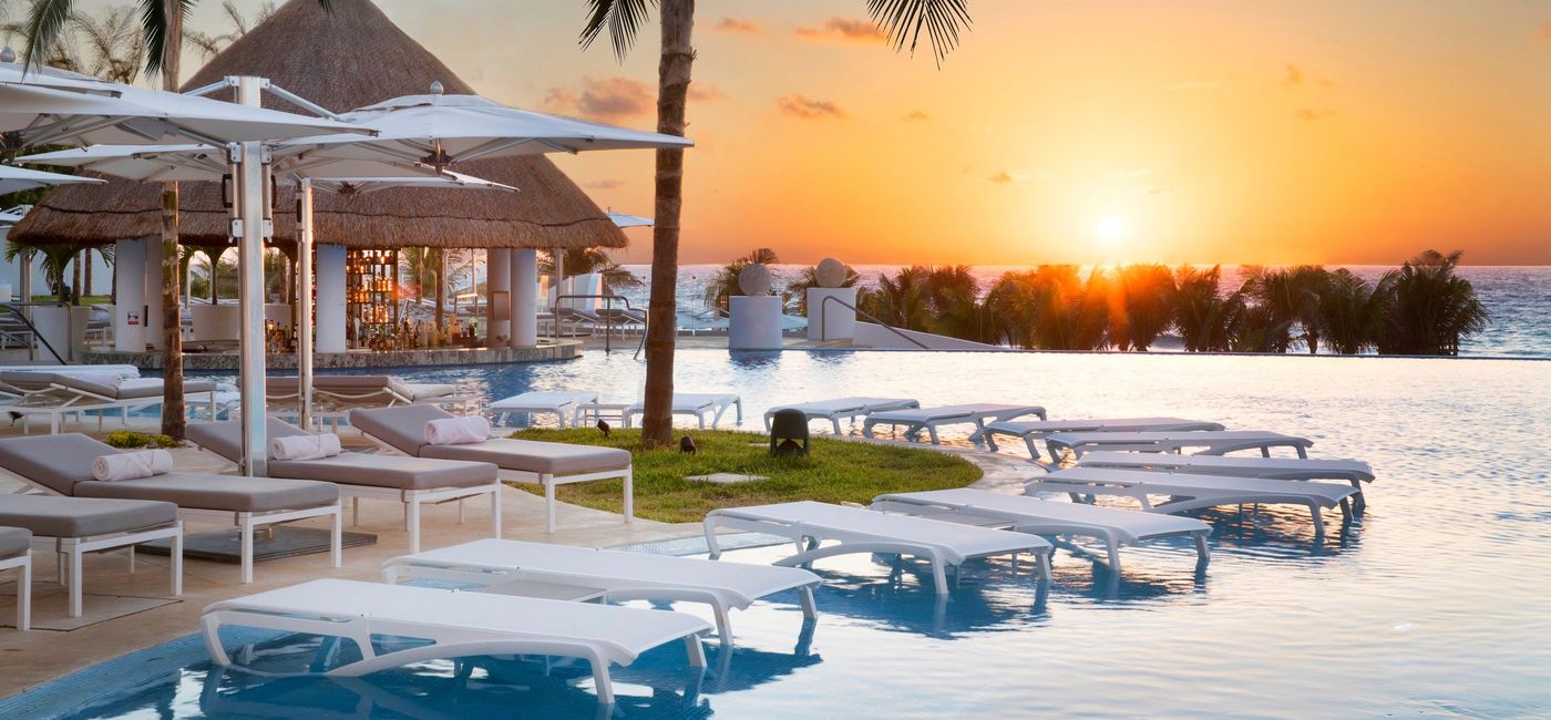 Image: PHOTO: The pool bar at Le Blanc Spa Resort Cancun. (photo via Palace Resorts)