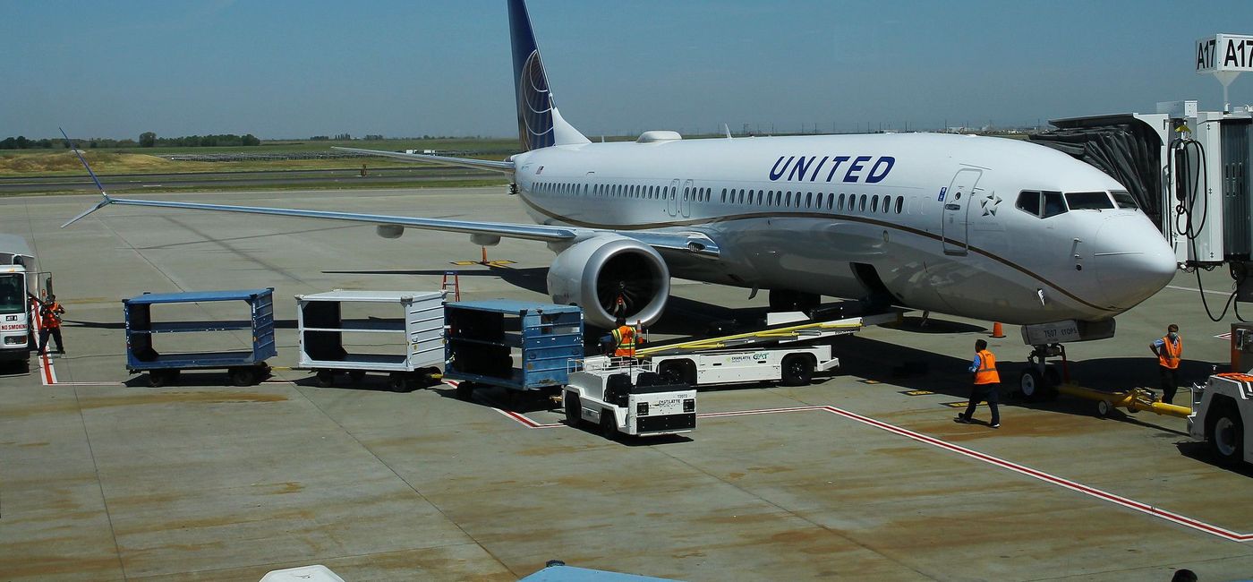 Image: United Airlines Boeing 737 at Sacramento International Airport. (photo via Flickr/formulanone)