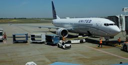 United Airlines Boeing 737 at Sacramento International Airport