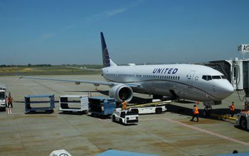 United Airlines Boeing 737 at Sacramento International Airport