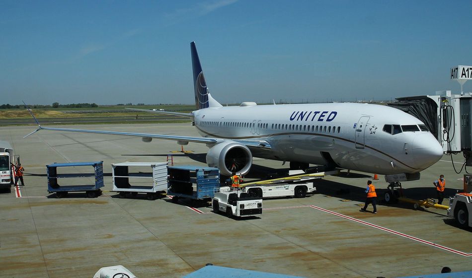 United Airlines Boeing 737 at Sacramento International Airport