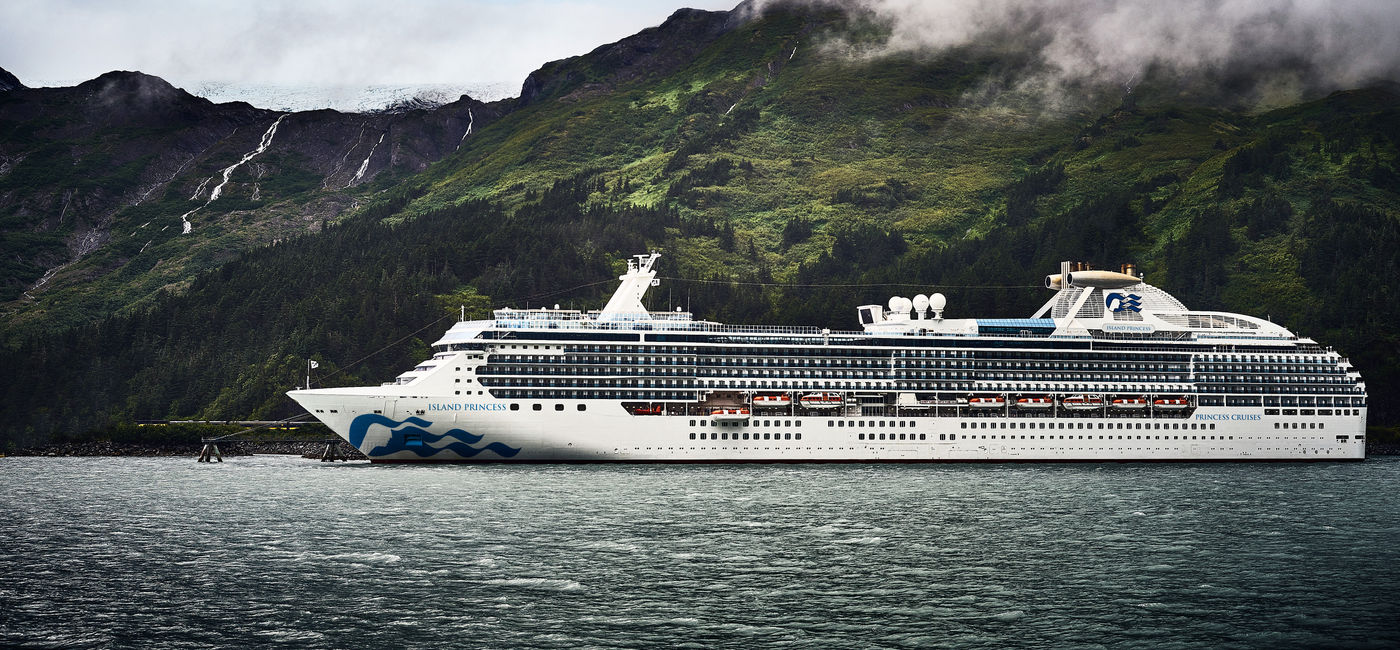 Image: The 2,200-passenger Island Princess. (Photo via Princess Cruises)