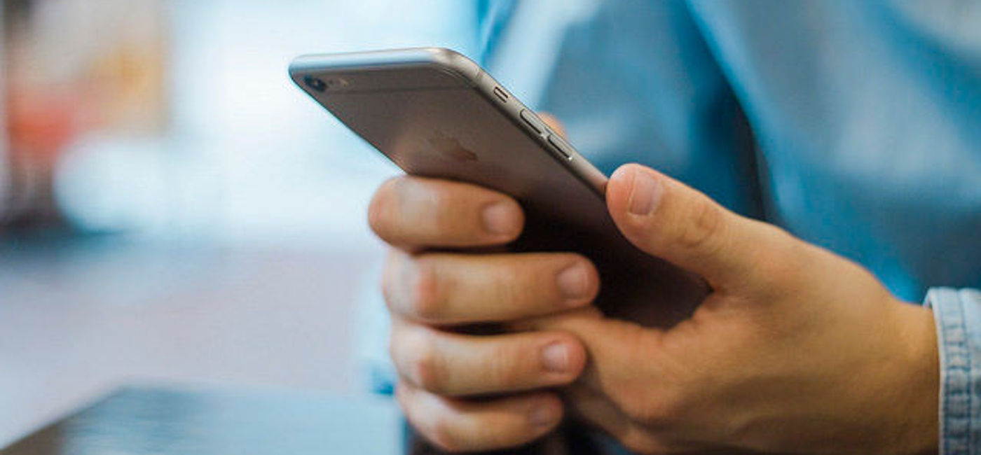 Image: PHOTO: Travelers have a love-hate relationship with their smartphones. (photo via Flickr/Hamza Butt)