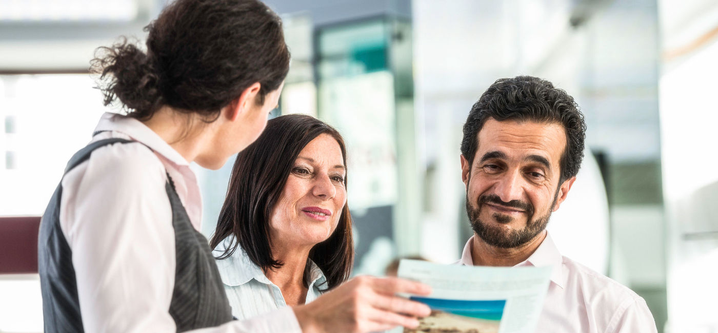 Image: Agent de voyages avec des clients. (Photo via vm / iStock / Getty Images Plus)