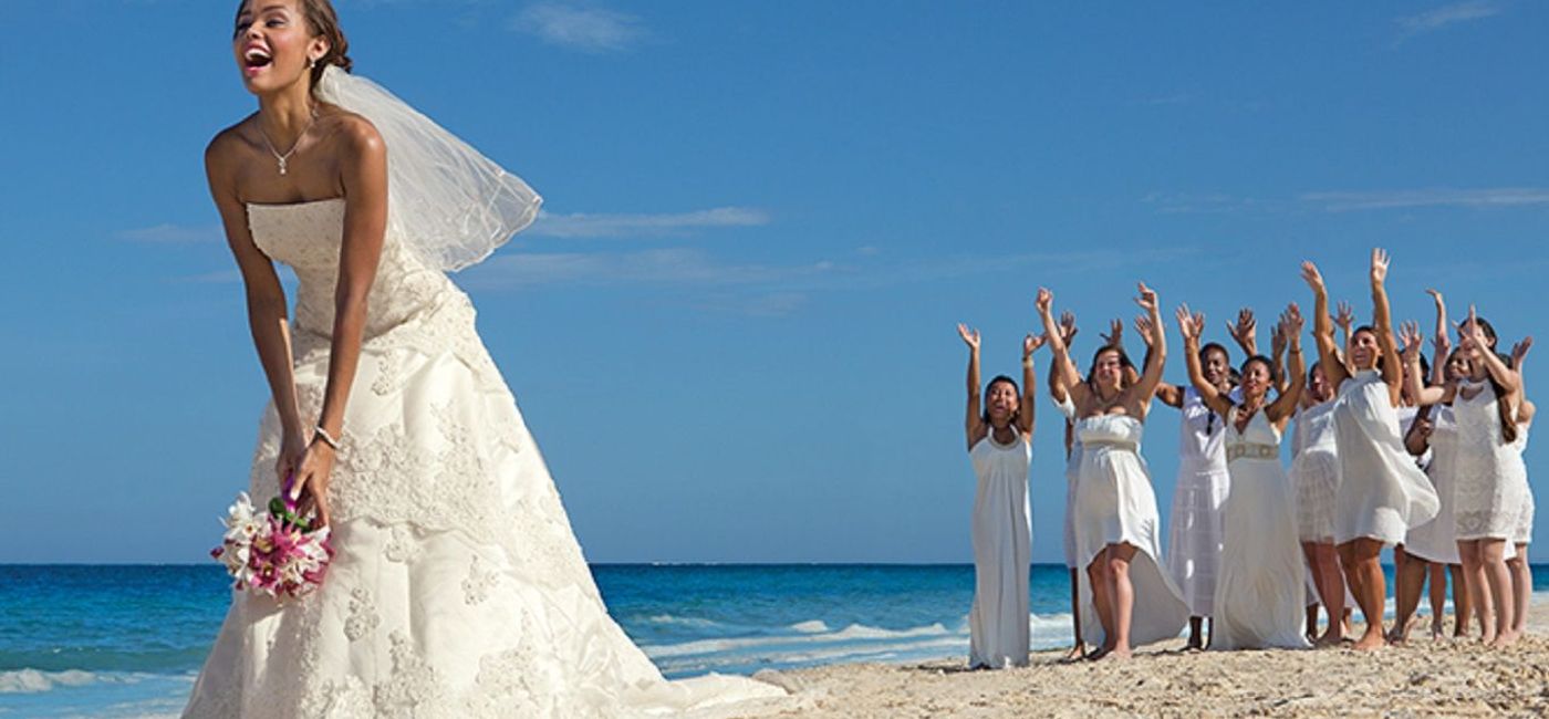 Image: PHOTO: A bride throwing the bouquet. (photo via AMResorts)