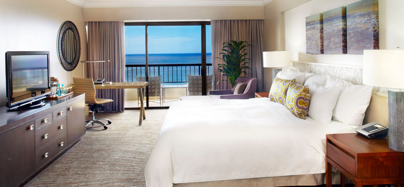 Image: Hilton Hawaiian Village Deluxe Suite King Room, (photo via Hilton) ((photo via Hilton))