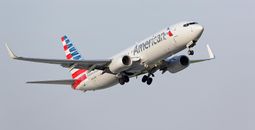American Airlines Boeing 737-800 taking off from Chicago O'Hare International Airport