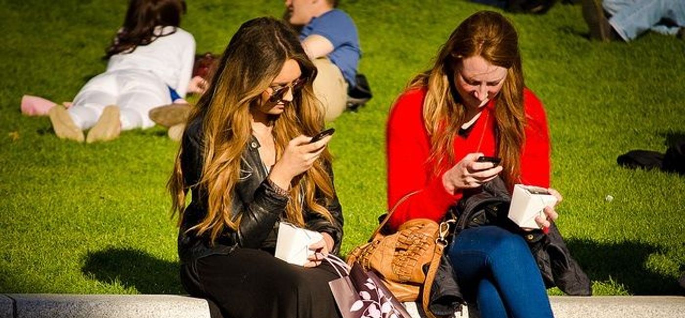 Image: PHOTO: Texting on the go. (photo courtesy of flickr/Garry Knight) (Flickr)