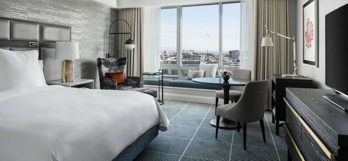 Image: PHOTO: Deluxe View Room at the Four Seasons San Francisco (Photo courtesy Four Seasons Hotels & Resorts)