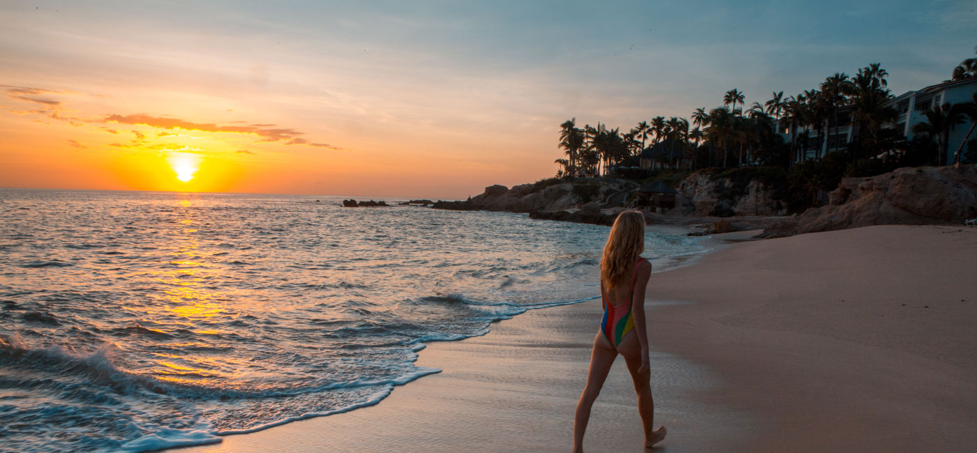 Image: Beach walk at sunset in Los Cabos. (photo via Los Cabos Tourism)