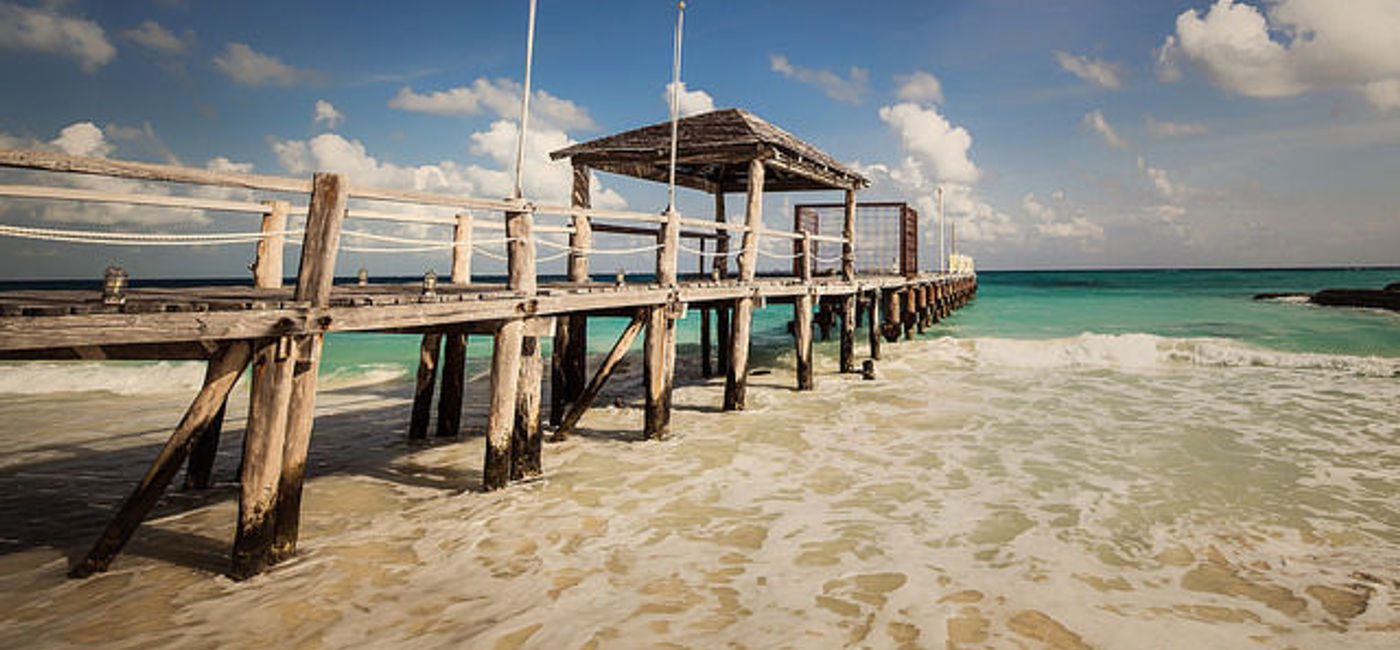 Image: PHOTO: A pier stretching into the turquoise waters of Cancun (Photo via Flickr/Sony Thomas)
