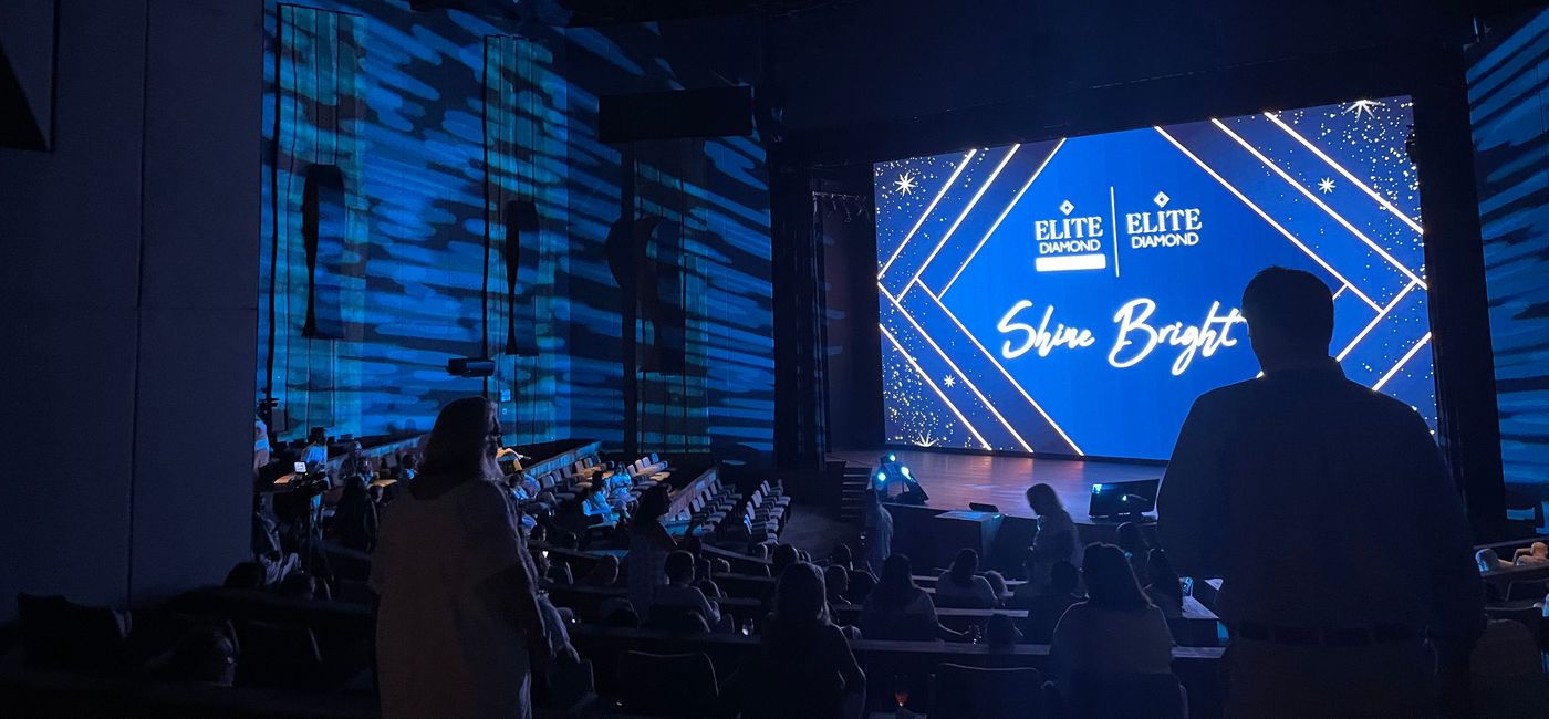 Image: The crowd awaits the general session and keynote address at ALGV's Elite Diamond Retreat. (photo by Patrick Clarke)