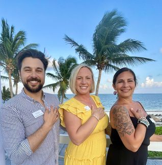 Amanda Morris, directrice des ventes de Playa Hotels & Resorts pour le Canada, entourée de Christopher Jeffrey-Racine, gestionnaire au développement des affaires pour le Québec, Ottawa et les provinces atlantiques et de Andi Bacho, gestionnaire de la marque pour l’Ontario