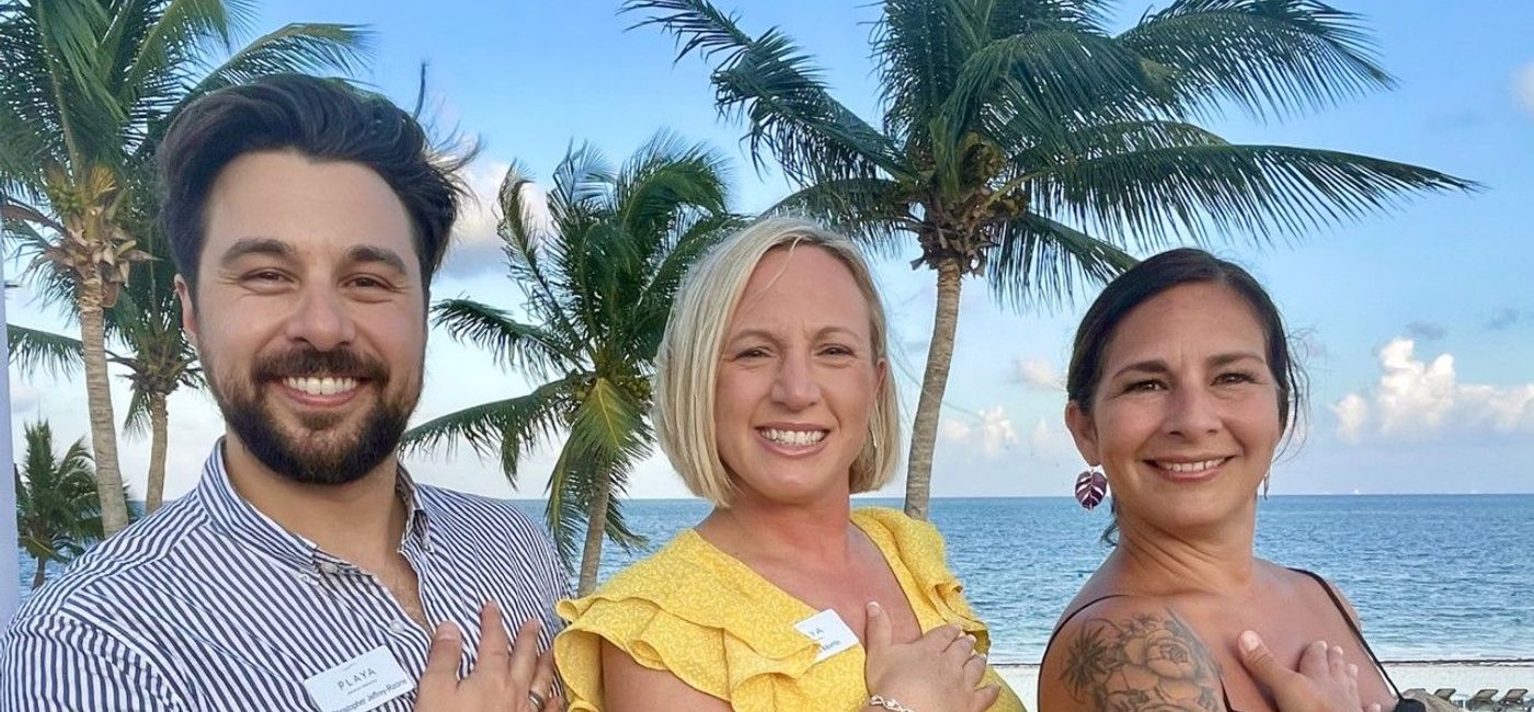 Image: Amanda Morris, directrice des ventes de Playa Hotels & Resorts pour le Canada, entourée de Christopher Jeffrey-Racine, gestionnaire au développement des affaires pour le Québec, Ottawa et les provinces atlantiques et de Andi Bacho, gestionnaire de la marque pour l’Ontario (Amanda Morris, directrice des ventes de Playa Hotels & Resorts pour le Canada, entourée de Christoph)