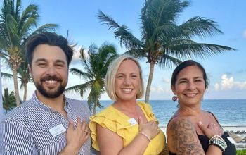 Amanda Morris, directrice des ventes de Playa Hotels & Resorts pour le Canada, entourée de Christopher Jeffrey-Racine, gestionnaire au développement des affaires pour le Québec, Ottawa et les provinces atlantiques et de Andi Bacho, gestionnaire de la marque pour l’Ontario