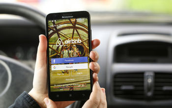 Cerca de 4.5 millones de huéspedes de Airbnb reservaron para recibir el Año Nuevo. (Photo: via GoodLifeStudio/iStock/Getty Images Plus).