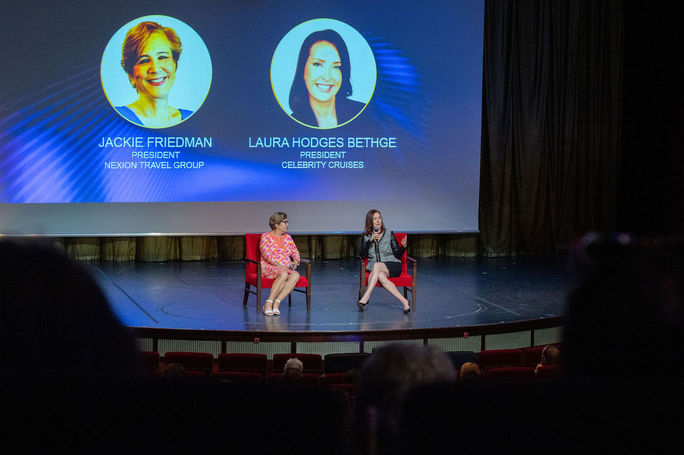 Nexion-Präsidentin Jackie Friedman interviewt Laura Hodges Bethge, Präsidentin von Celebrity Cruises, während der Eröffnungssitzung. 