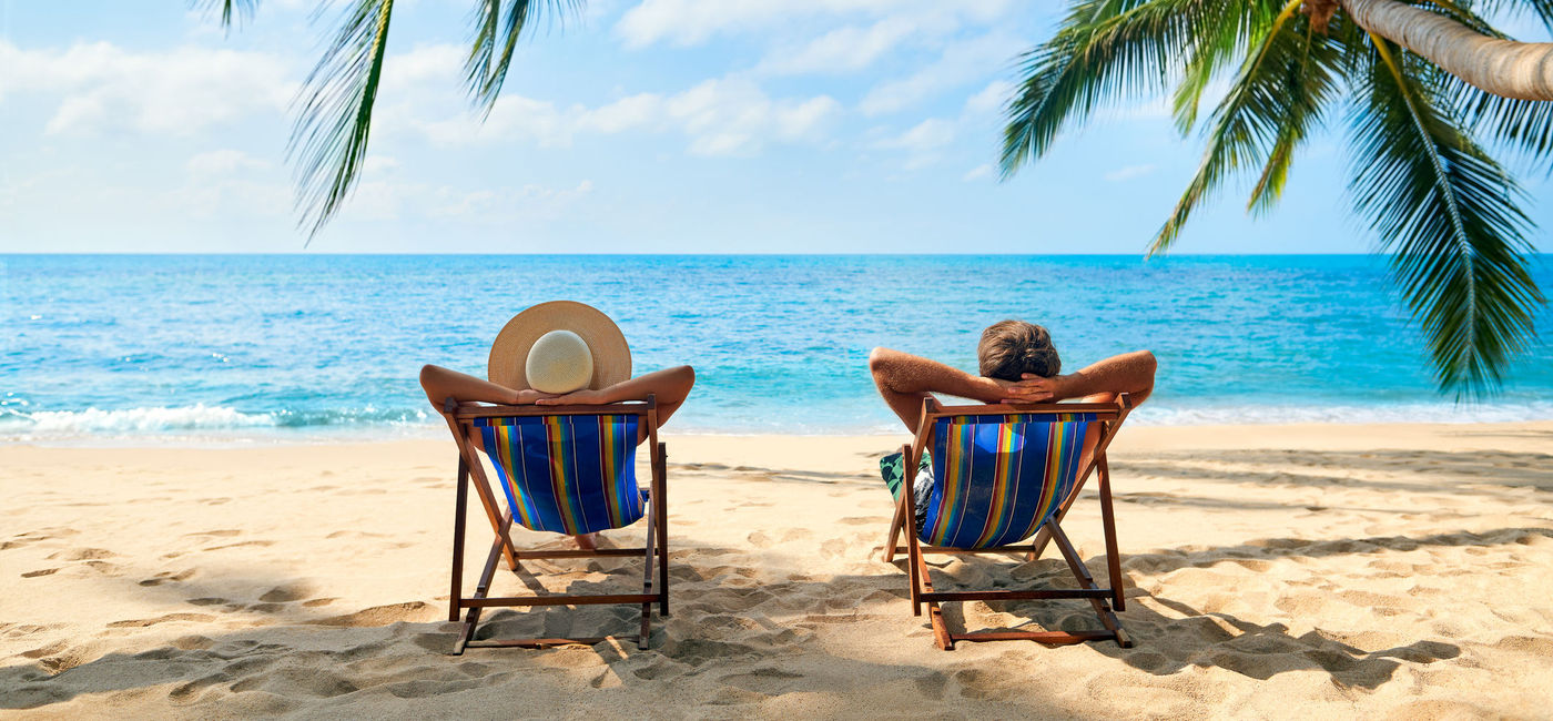 Image: Un couple qui relaxe sur une île. (PHOTO: Viktor_Gladkov/iStock/Getty Images Plus)