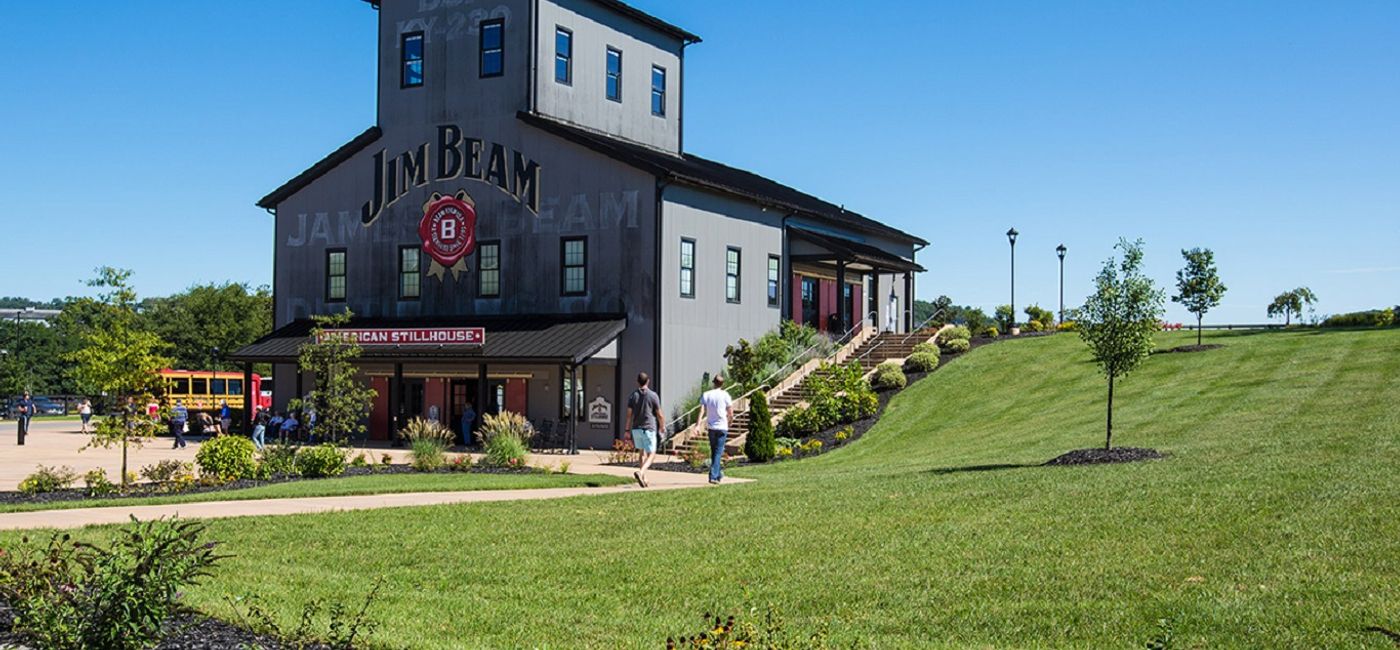 Image: PHOTO: The American Queen makes a stop at the Jim Beam Distillery. (photo via American Queen Steamboat Company)
