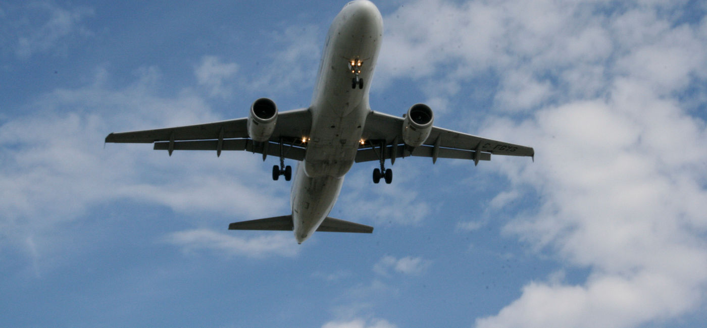 Image: PHOTO: Airliner fly-over. (photo via Flickr/Richard Eriksson)