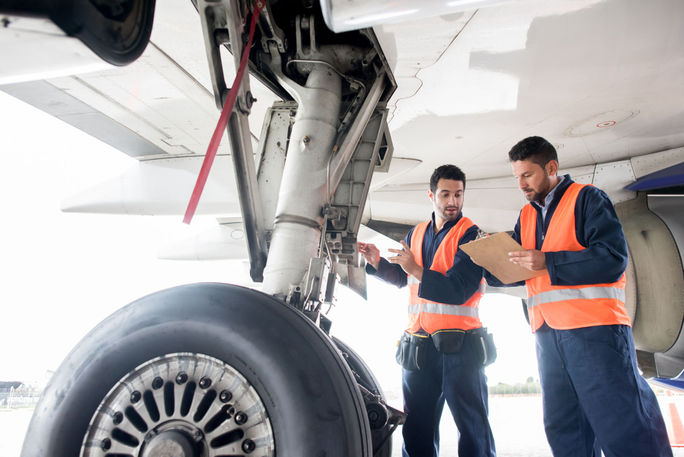 Airlines are short of ground crew and mechanics, among other types of workers. Airplanes, landing gear, ground crew, mechanics, staffing