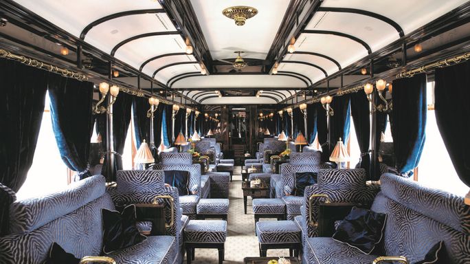 Blaue Polstermöbel im Barwagen des Orient-Express.