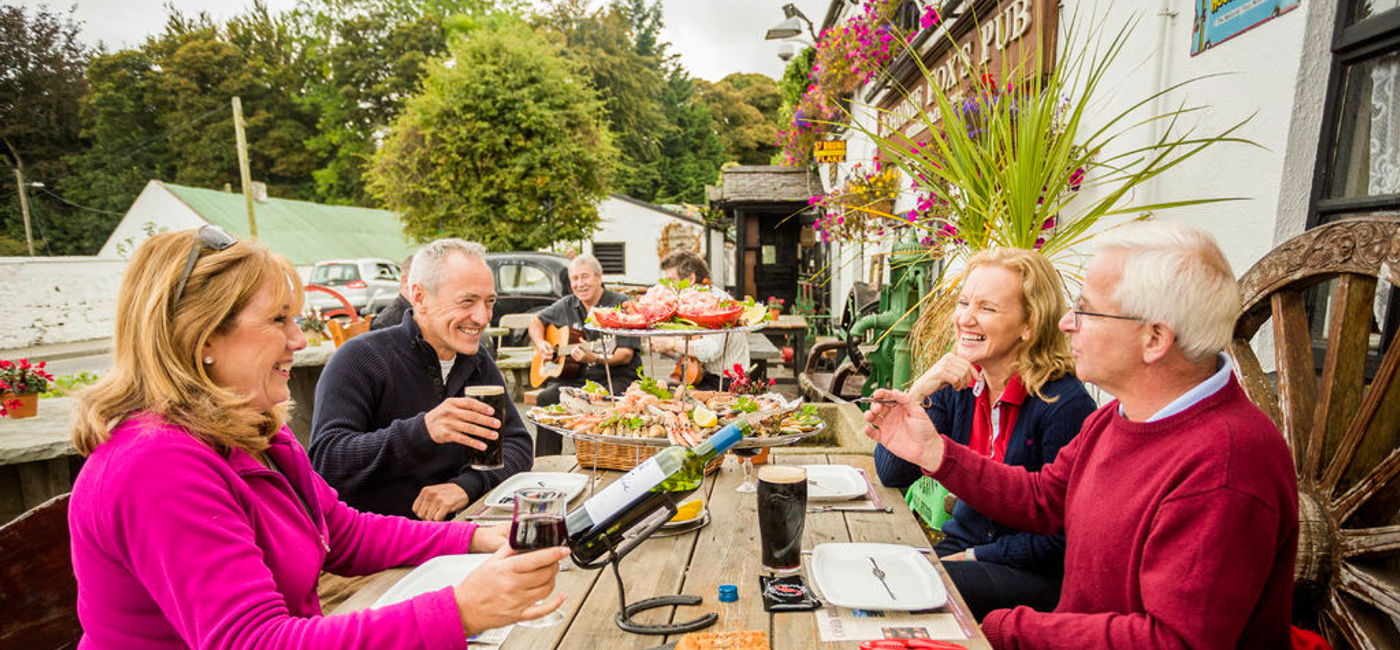 Image: PHOTO: Casual outdoor dining (Photo courtesy of CIE Tours International)