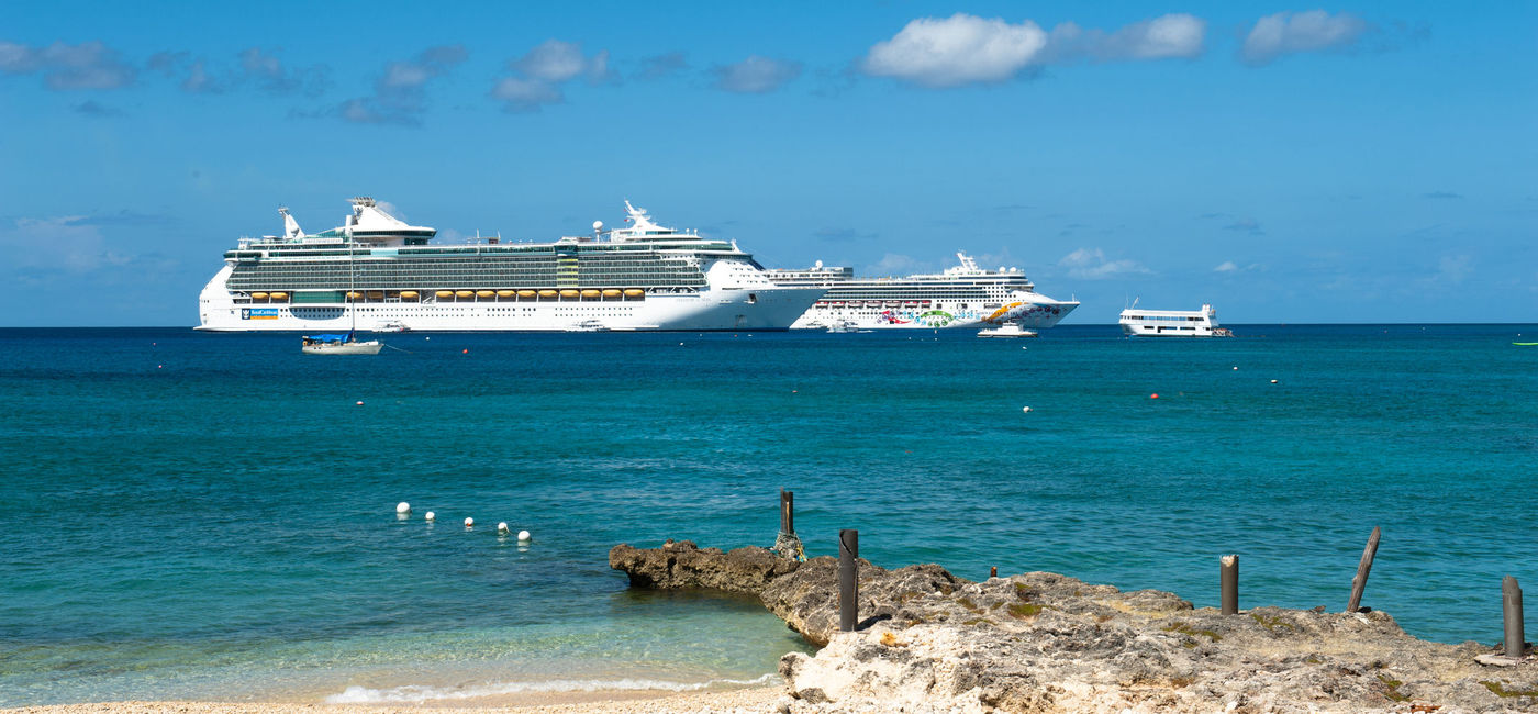 Image: Navire de croisière au large de George Town, aux îles Caïmans (photo via gabrielasauciuc/iStock Editorial/Getty Images Plus)