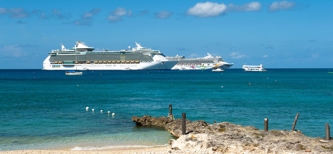 Image: Six cruise lines will sail to the Cayman Islands through April 17. (gabrielasauciuc/iStock Editorial/Getty Images Plus)