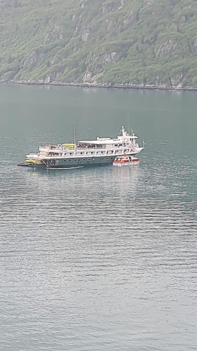 Sapphire Princess rescue of passengers from Wilderness Discoverer Sapphire Princess rescue of passengers from Wilderness Discoverer
