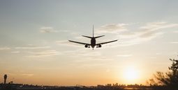 A plane flying into Phoenix Sky Harbor International Airport