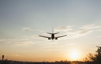 A plane flying into Phoenix Sky Harbor International Airport