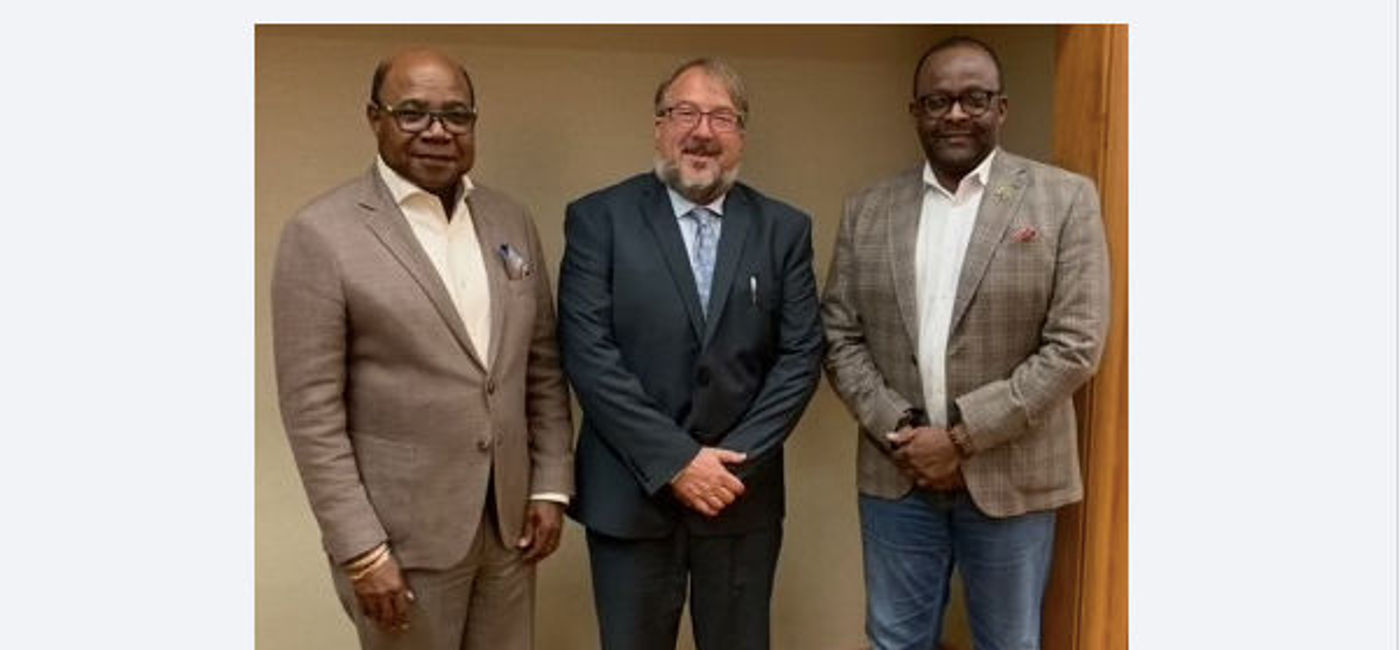 Image: Jamaica Minister of Tourism Edmund Bartlett (l) and Director of Tourism Donovan White (r) with TravelPulse Canada's Bruce Parkinson. (Photo: Jamaica Tourist Board)