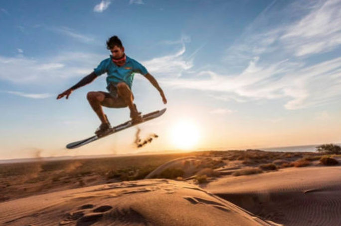 Playa el Mogote, muy cerca de La Paz, es ideal para aprender a hacer sandboarding en las fabulosas dunas del lugar. (Photo via: Civitatis).