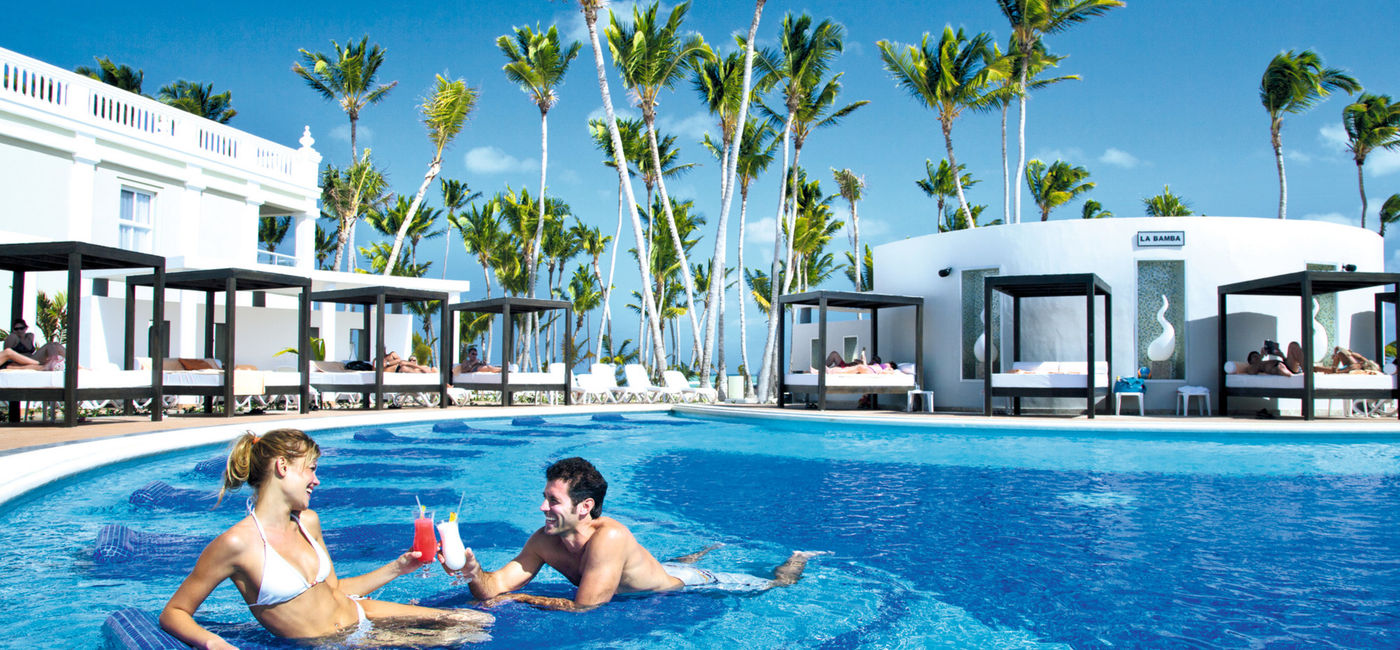 Photo: Couple cheers in the pool in Punta Cana. (photo courtesy of RIU Hotels & Resorts)