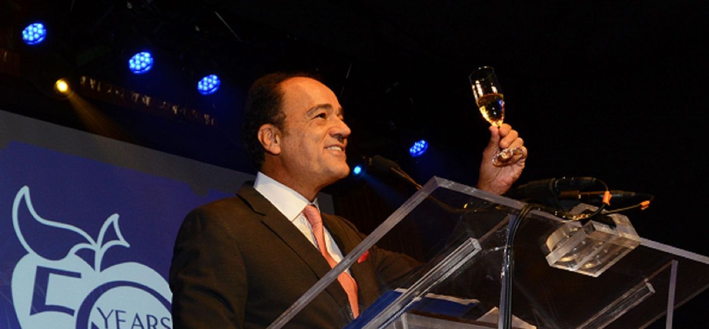 Image: PHOTO: ALG Executive Chairman Alex Zozaya raises a glass at the Apple Vacations gala in Chicago. (photo courtesy of Apple Vacations)